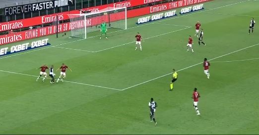 Douglas Costa trickst gegen den AC Milan