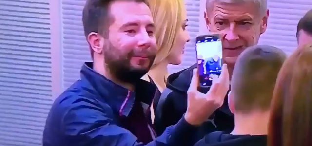 Selfie mit Arsène Wenger geht schief