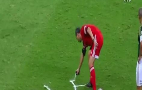 Schiedsrichter sprüht Alex De Souzas Namen mit Spray bei seinem Abschiedsspiel aufs Feld