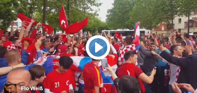 Kroatische und türkische Fans feiern zusammen