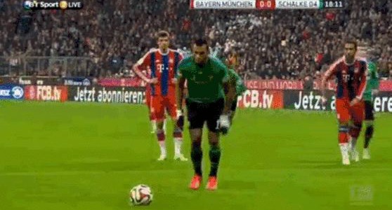 Eric Maxim Choupo-Moting schießt ganz schwachen Elfer gegen Manuel Neuer