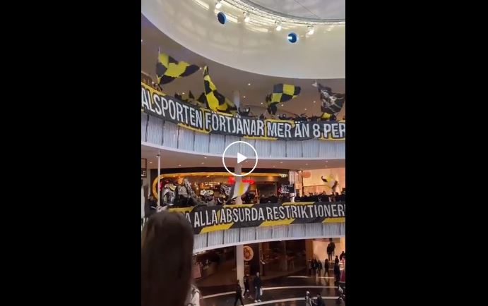 Acht Fans zugelassen: AIK Solna Fans protestieren im Einkaufszentrum