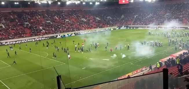 Olympiakos verliert Derby: Platzsturm in Piräus!