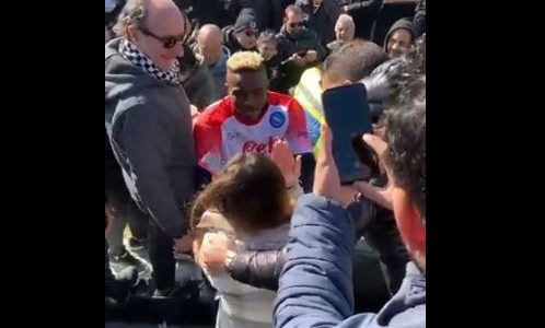 Fehlschuss beim Aufwärmen: Napoli-Star Osimhen entschuldigt sich bei Fan