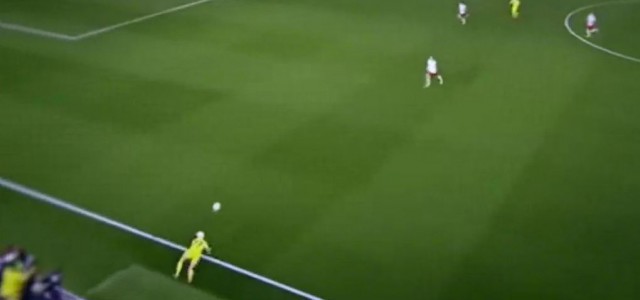 Denis Cheryshev hält den Ball spektakulär im Spiel