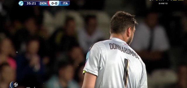 Italienische Fans bewerfen Donnarumma mit Spielgeld
