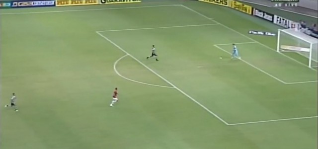 Etwas riskant: Oeste-Torhüter Felipe Alves nimmt’s mit zwei Stürmern hintereinander auf