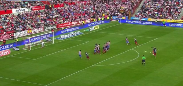 Der perfekte, absolut unhaltbare Freistoß von Antoine Griezmann (Atlético Madrid)