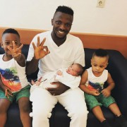 Kayode feiert seinen jüngsten Sprössling auf Instagram