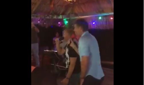 Kuyt und Van Der Sar singen Karaoke auf Aruba