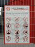 Bitte keine Waffen. Und auch Vermummungsverbot darf man in Mainz nicht ins Stadion mitnehmen (by philmensch)
