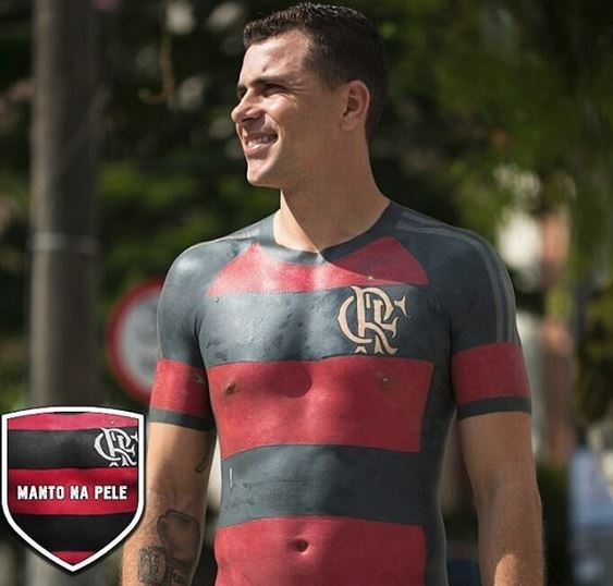 Flamengo-Fan ließ sich Heimtrikot auf den Oberkörper tätowieren