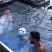 Messi, Suárez und der Kopfball-Battle im Pool