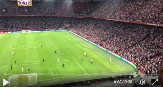 Ajax-Spieler unterbrechen für Nouris Applaus das Spiel gegen Nizza