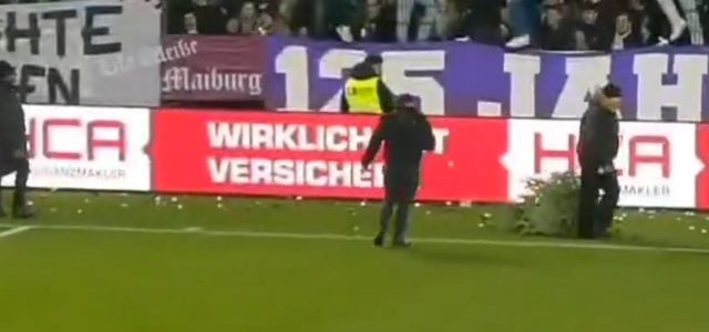 Der Osnabrücker Fanprotest mit weihnachtlichen Wurfgeschossen