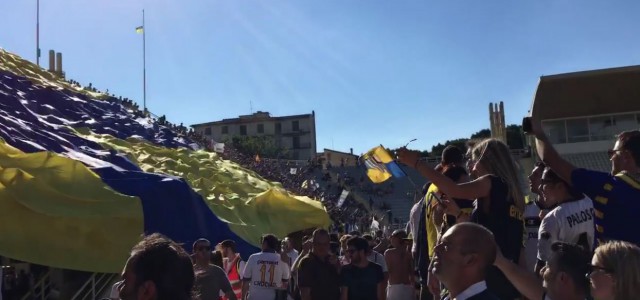 Parma zurück in der Serie B: Fans zeigen riesige Überrollfahne