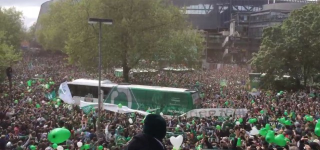 Werder-Fans empfangen den Teambus vor dem (letztlich erfolgreichen) Frankfurt-Spiel
