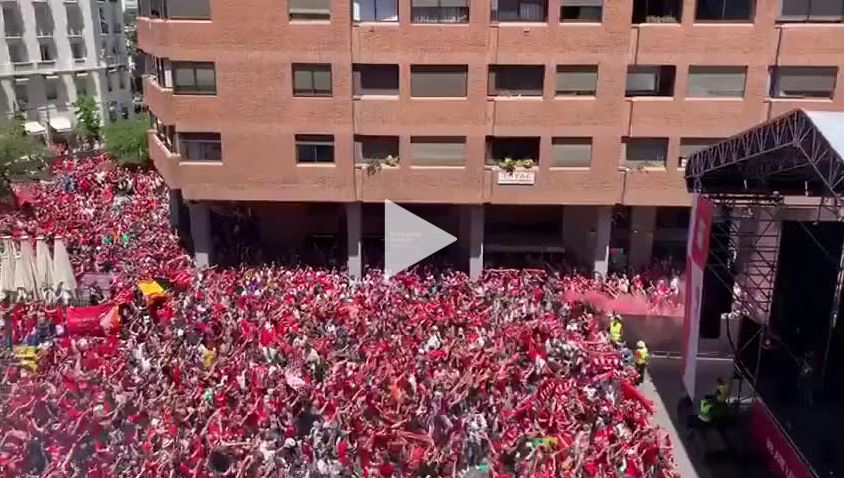 Tausende Liverpool-Fans singen „You’ll never walk alone“ in Madrid