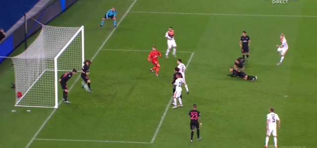 Sicheres Tor verhindert: Ibrahimovic köpft Rakitskiys Schuss von der Linie