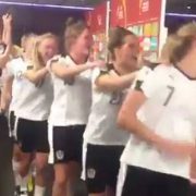 ÖFB-Frauen feiern Semifinaleinzug mit Karaoke in der Mixed Zone